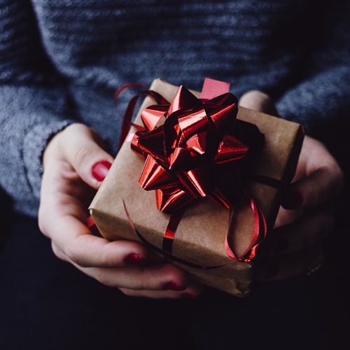 Which Are Better, Handmade Gifts or Store Bought Gifts? 2